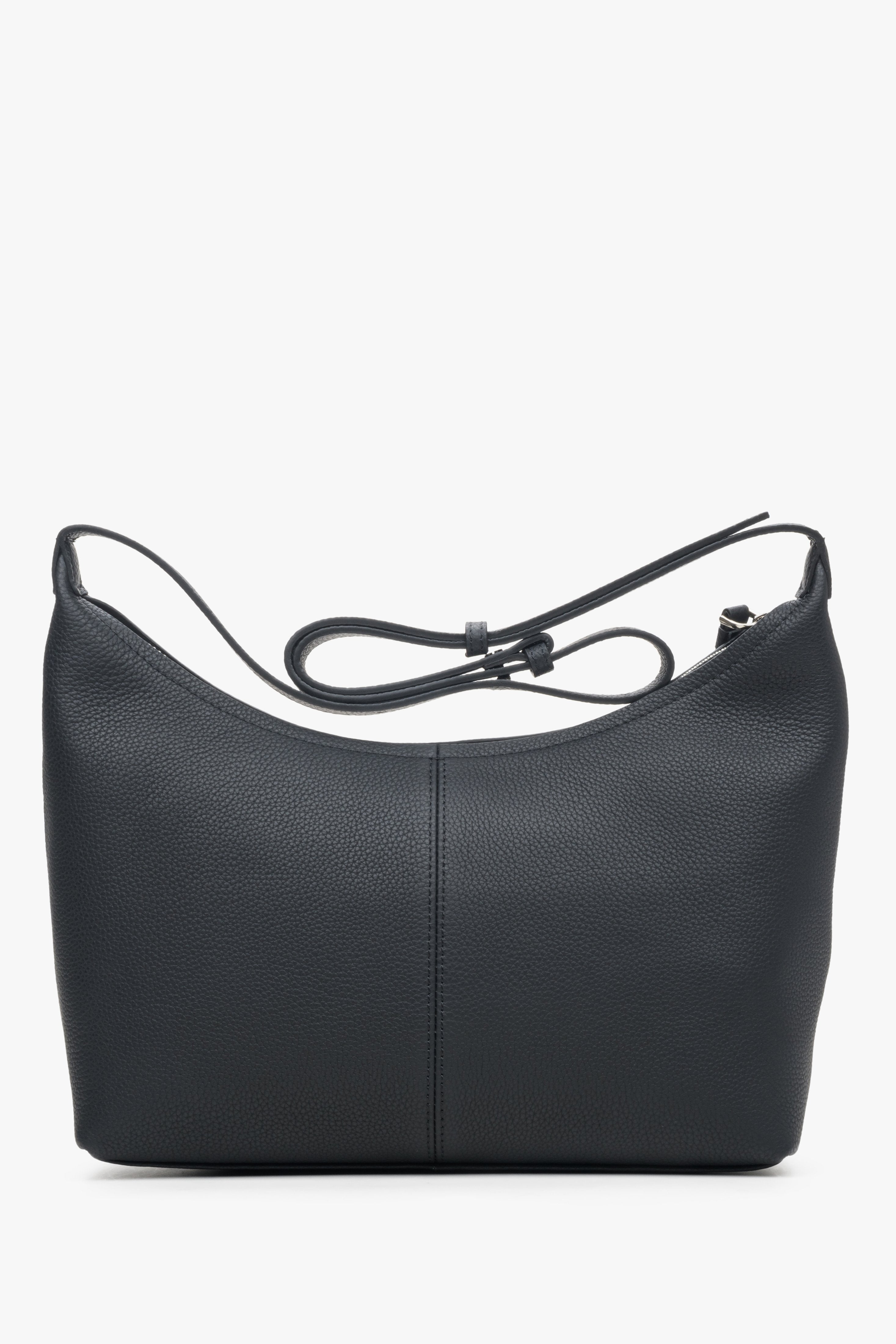 Schwarze Damen-Schultertasche aus echtem Leder von Estro – Rückansicht des Modells.