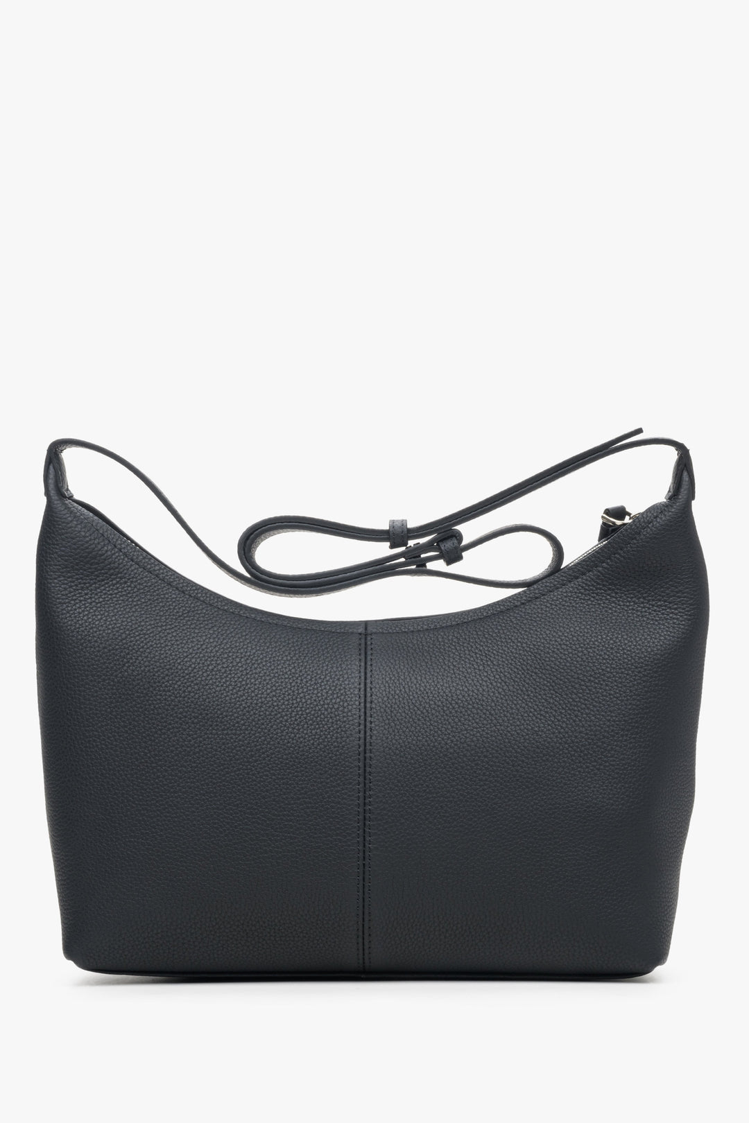 Schwarze Damen-Schultertasche aus echtem Leder von Estro – Rückansicht des Modells.