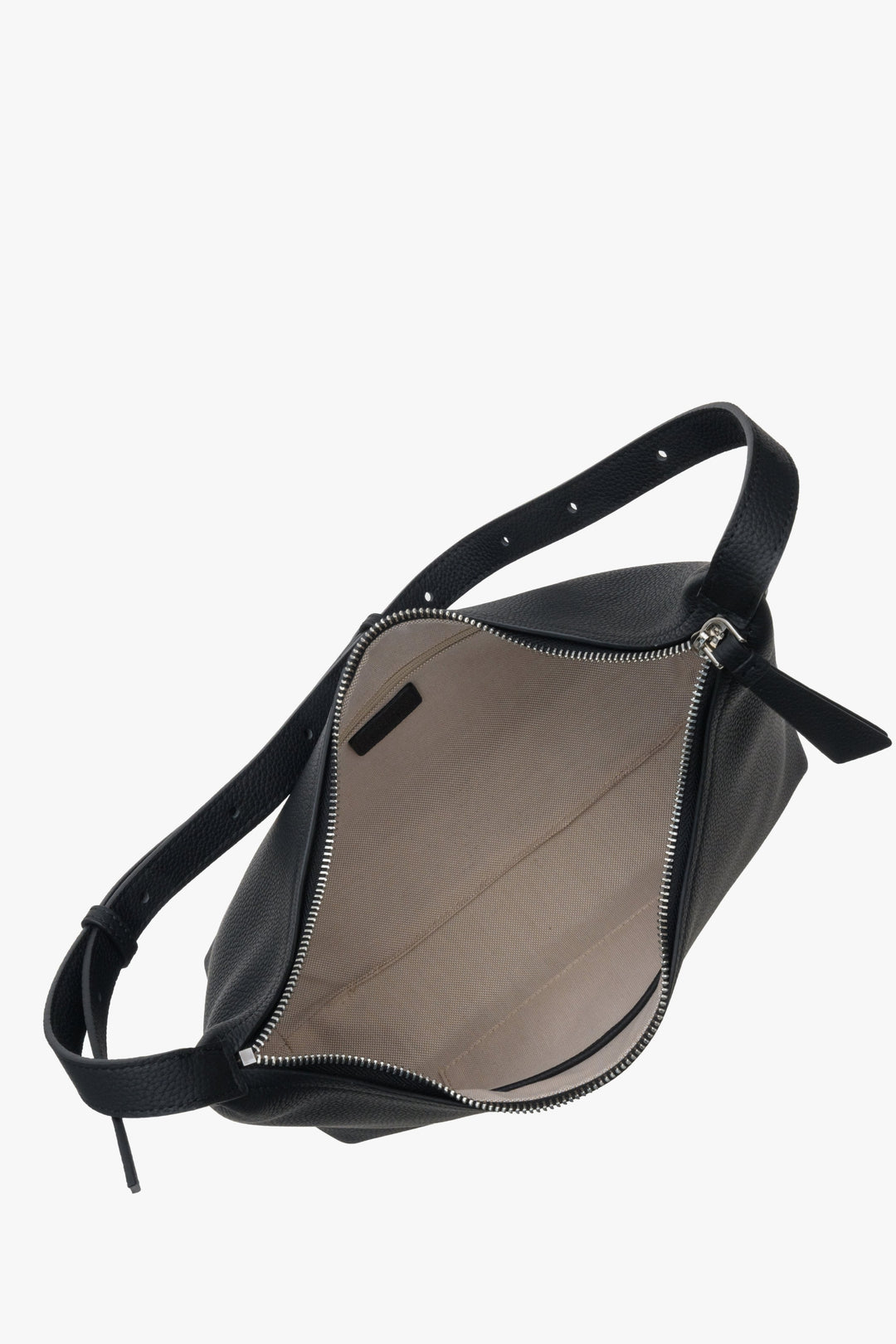 Schwarze Ledertasche für Damen von Estro – Nahaufnahme des Innenraums.