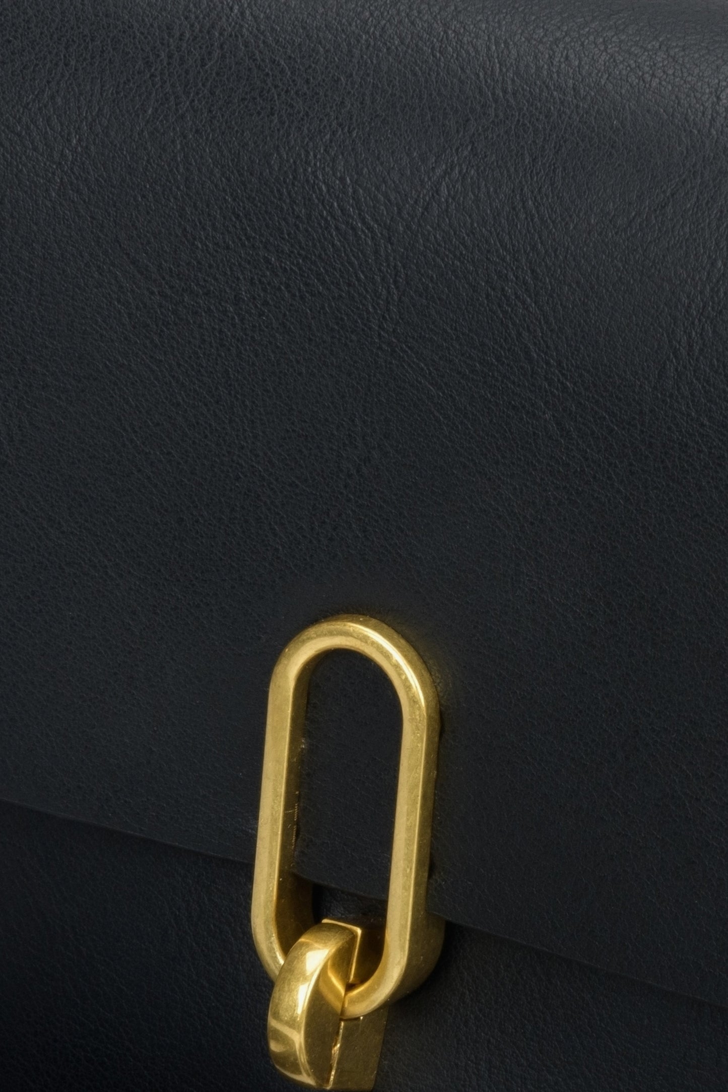 Damentasche in Schwarz aus echtem Leder von Estro – Detailansicht.