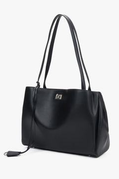 Schwarze Damen-Schultertasche aus echtem Leder von Estro in schräger Vorderansicht