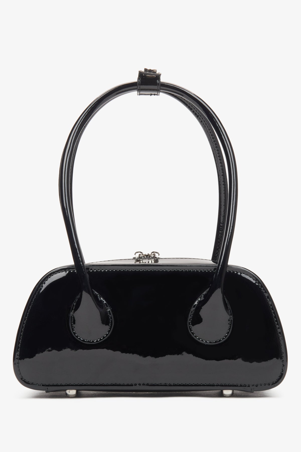 Eine stilvolle Damen-Schultertasche in Schwarz, gefertigt aus Lackleder von Estro – Rückansicht.