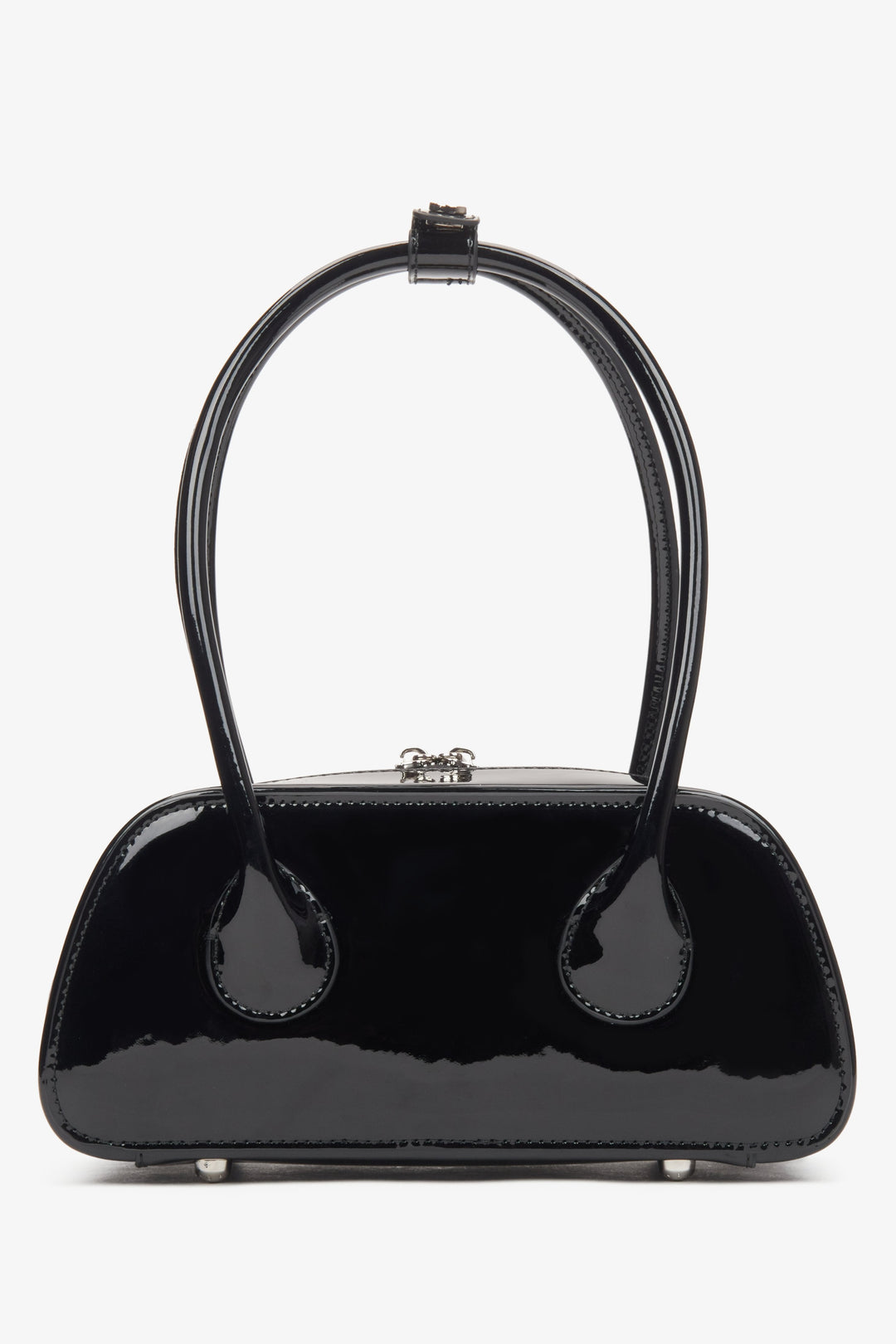 Eine stilvolle Damen-Schultertasche in Schwarz, gefertigt aus Lackleder von Estro – Rückansicht.