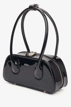 Estro – eine Damen-Schultertasche aus schwarzem Lackleder.