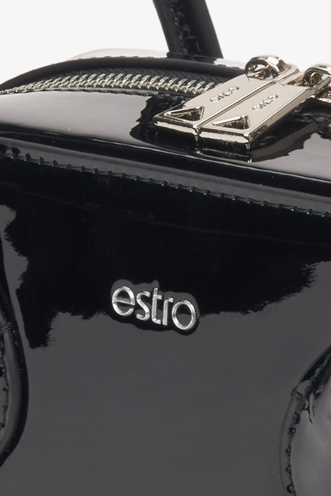 Schwarze Damen-Schultertasche aus glänzendem Lackleder von Estro – Details.