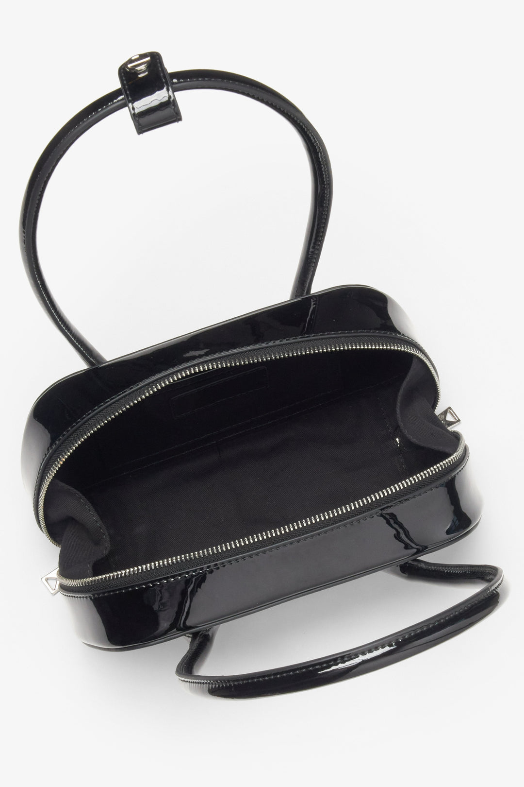 Eine Schultertasche aus schwarzem Lackleder, für Damen entworfen von Estro.