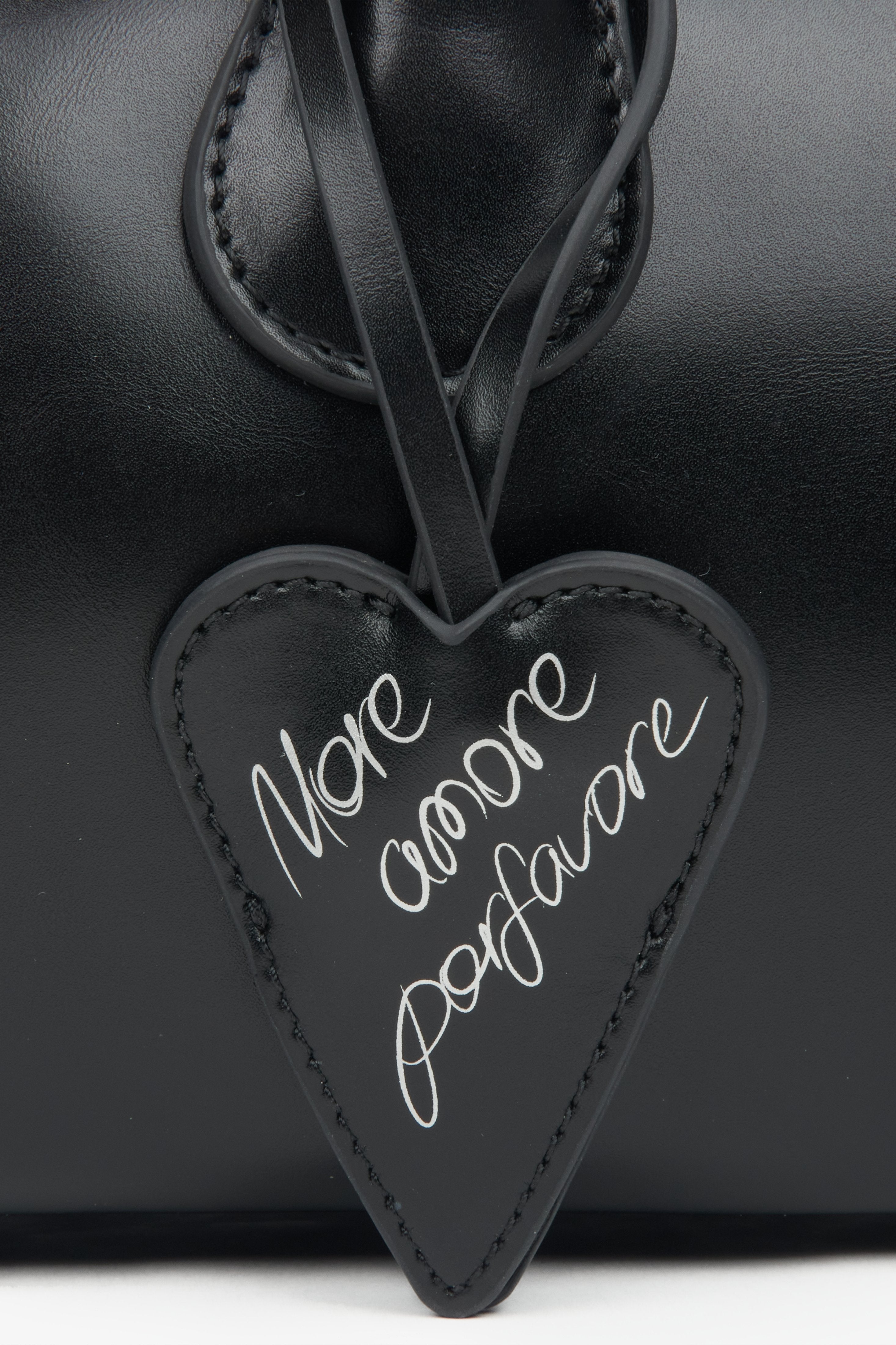 Schwarze Schultertasche für Damen aus Leder mit langen Henkeln, entworfen von Estro – Detailansicht.