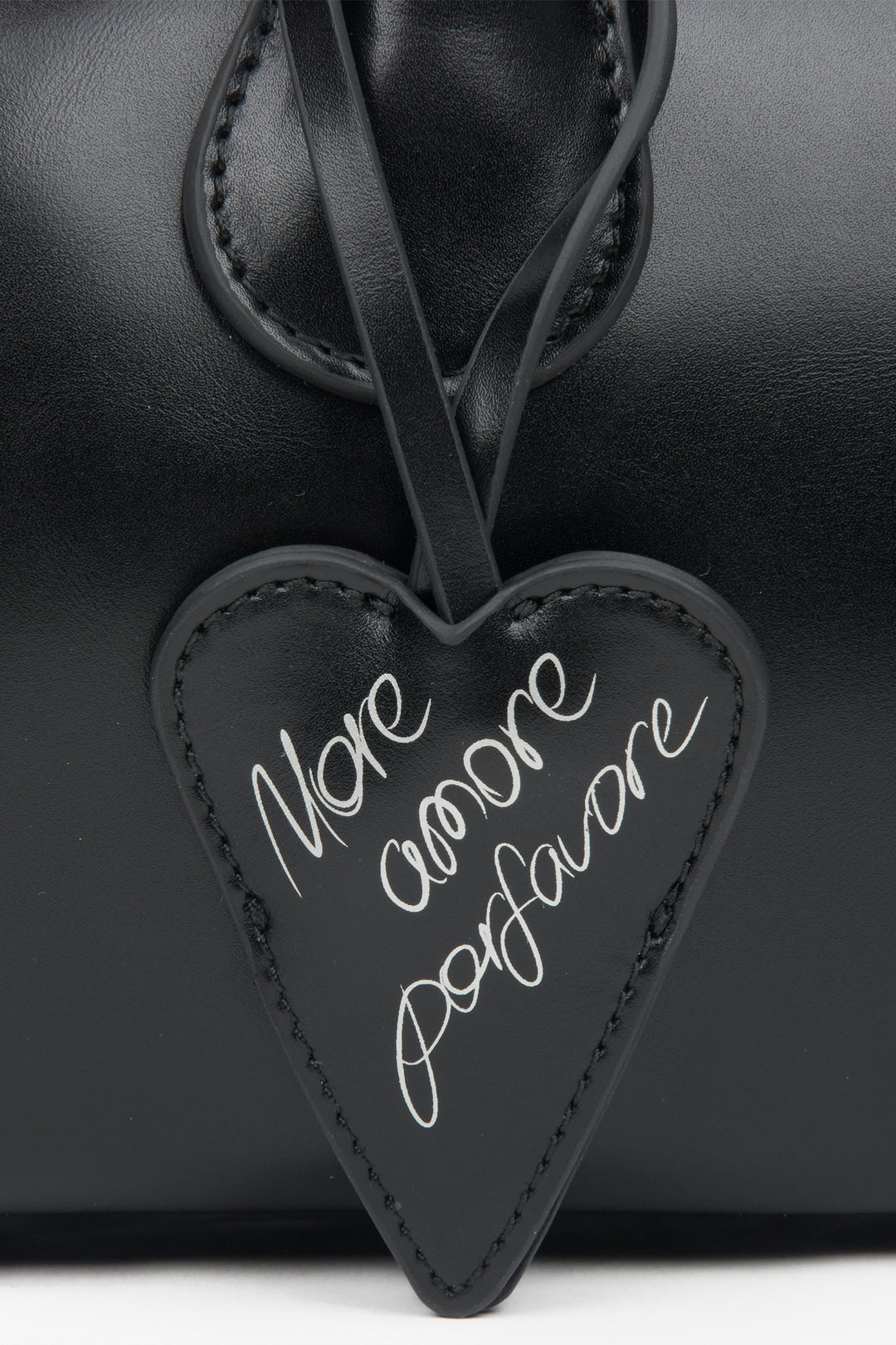 Schwarze Schultertasche für Damen aus Leder mit langen Henkeln, entworfen von Estro – Detailansicht.