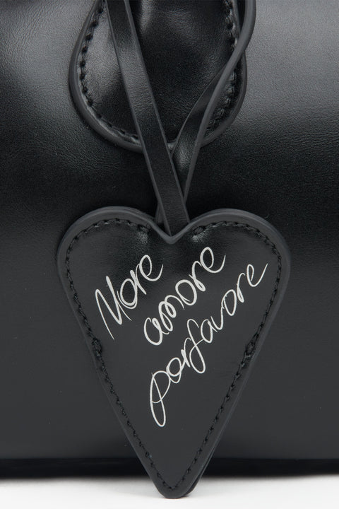 Schwarze Schultertasche für Damen aus Leder mit langen Henkeln, entworfen von Estro – Detailansicht.