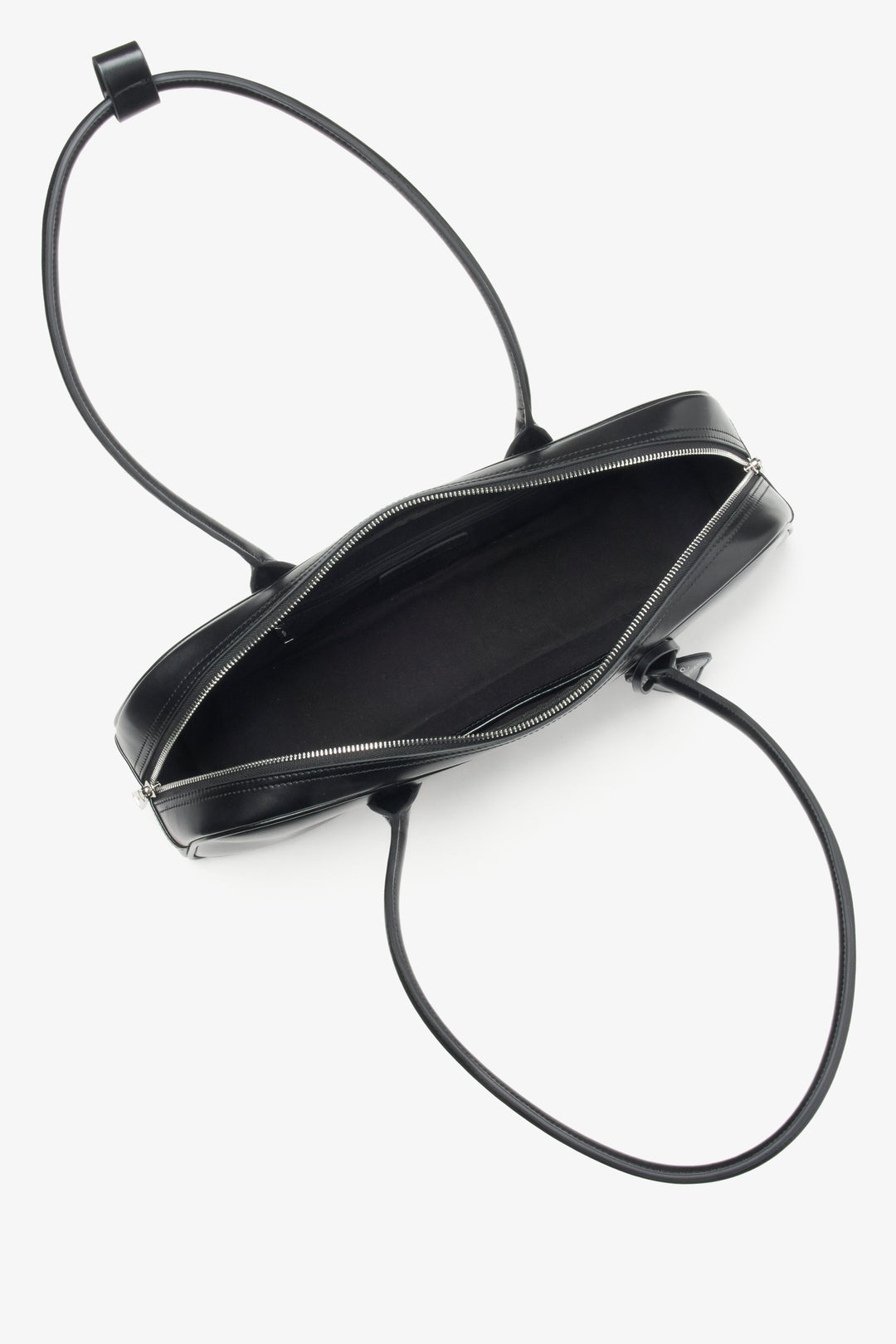 Elegante schwarze Schultertasche für Damen aus Leder mit langen Henkeln von Estro.
