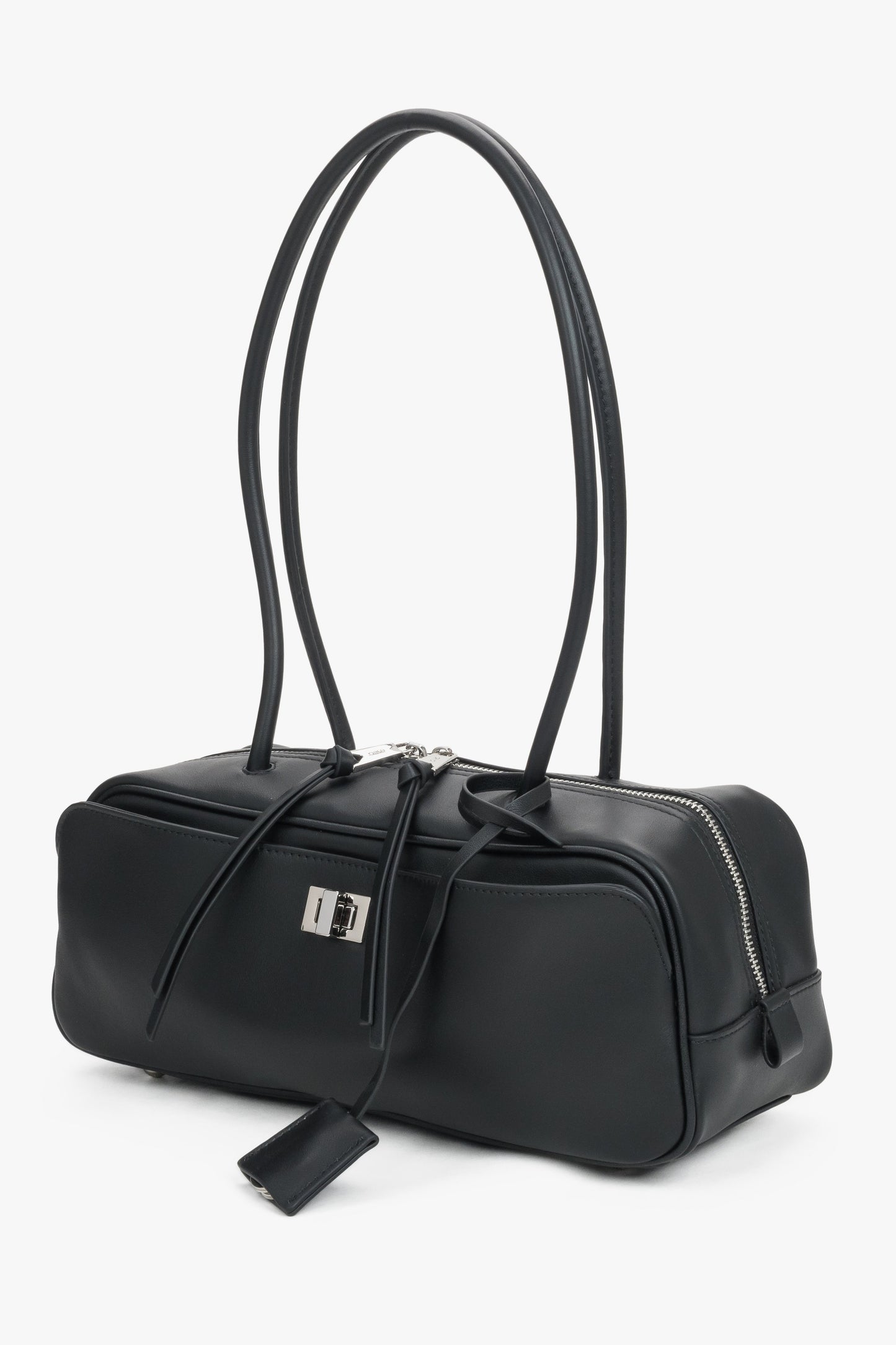 Schräge Ansicht der eleganten Tasche mit Zieranhänger und Zugbändern am Reißverschluss.