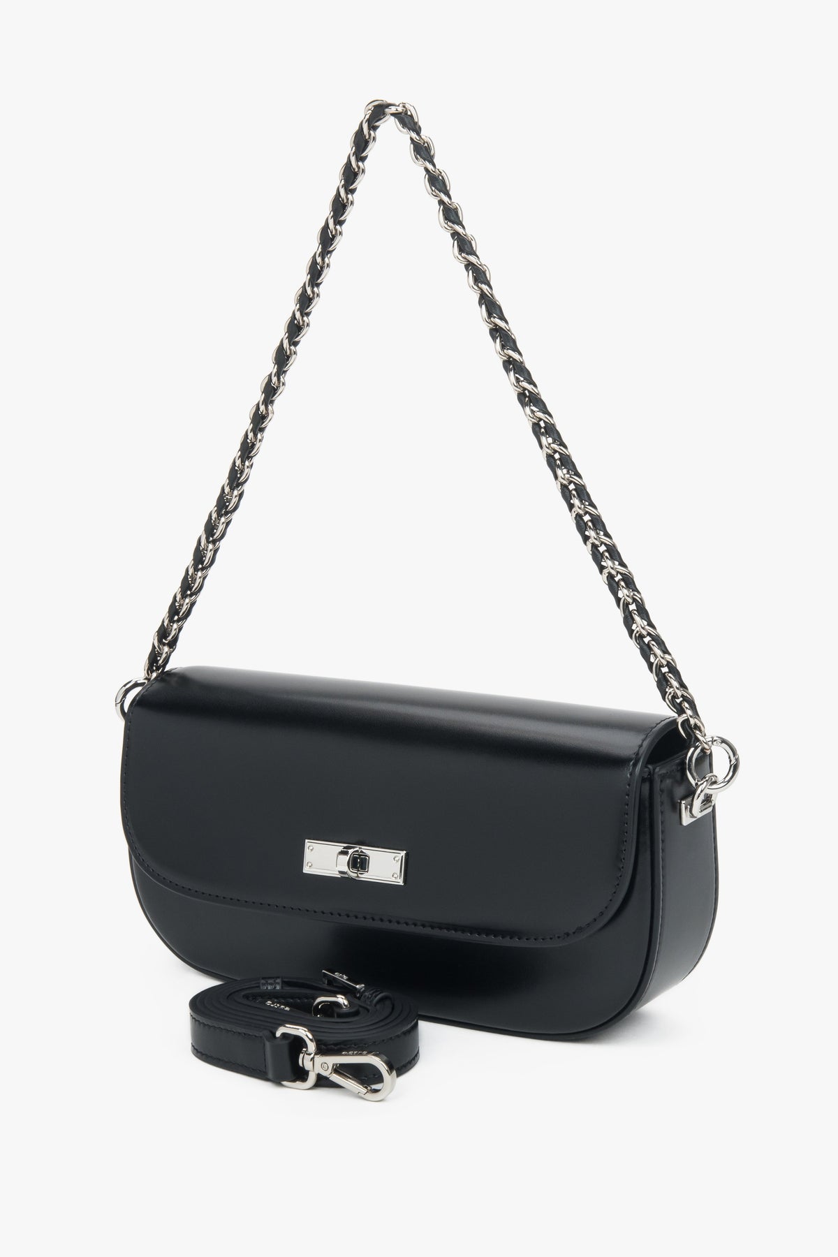 Schräge Seitenansicht der schwarzen Baguette-Tasche mit kurzer silberfarbener Kette