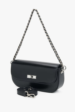 Schräge Seitenansicht der schwarzen Baguette-Tasche mit kurzer silberfarbener Kette
