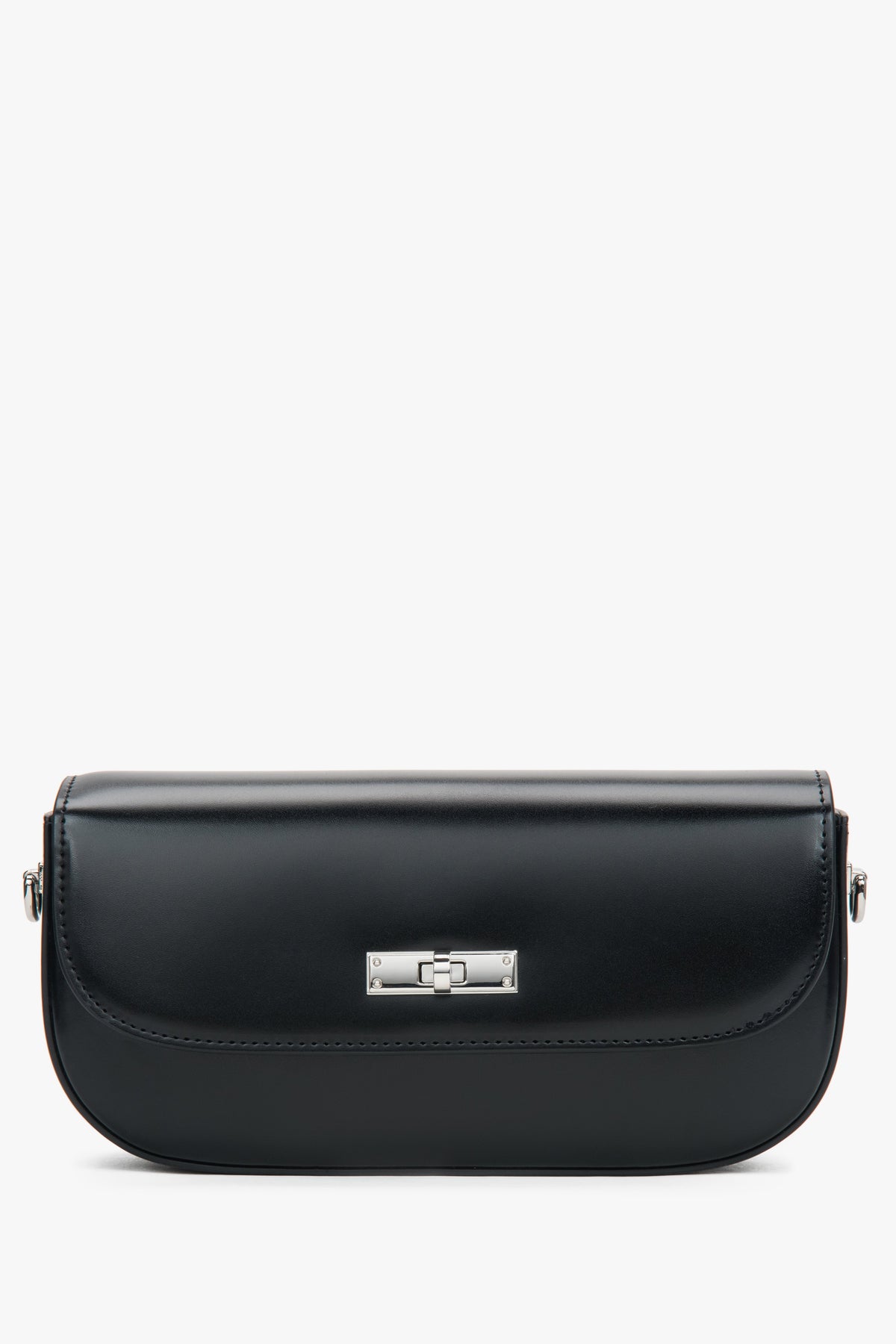 Frontale Perspektive der eleganten schwarzen Ledertasche mit silbernem Drehverschluss