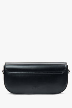 Rückansicht der minimalistischen schwarzen Damen-Schultertasche aus Glattleder