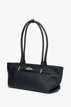 Schrägansicht der markanten schwarzen Tote-Bag mit ihren langen, verstärkten Henkeln