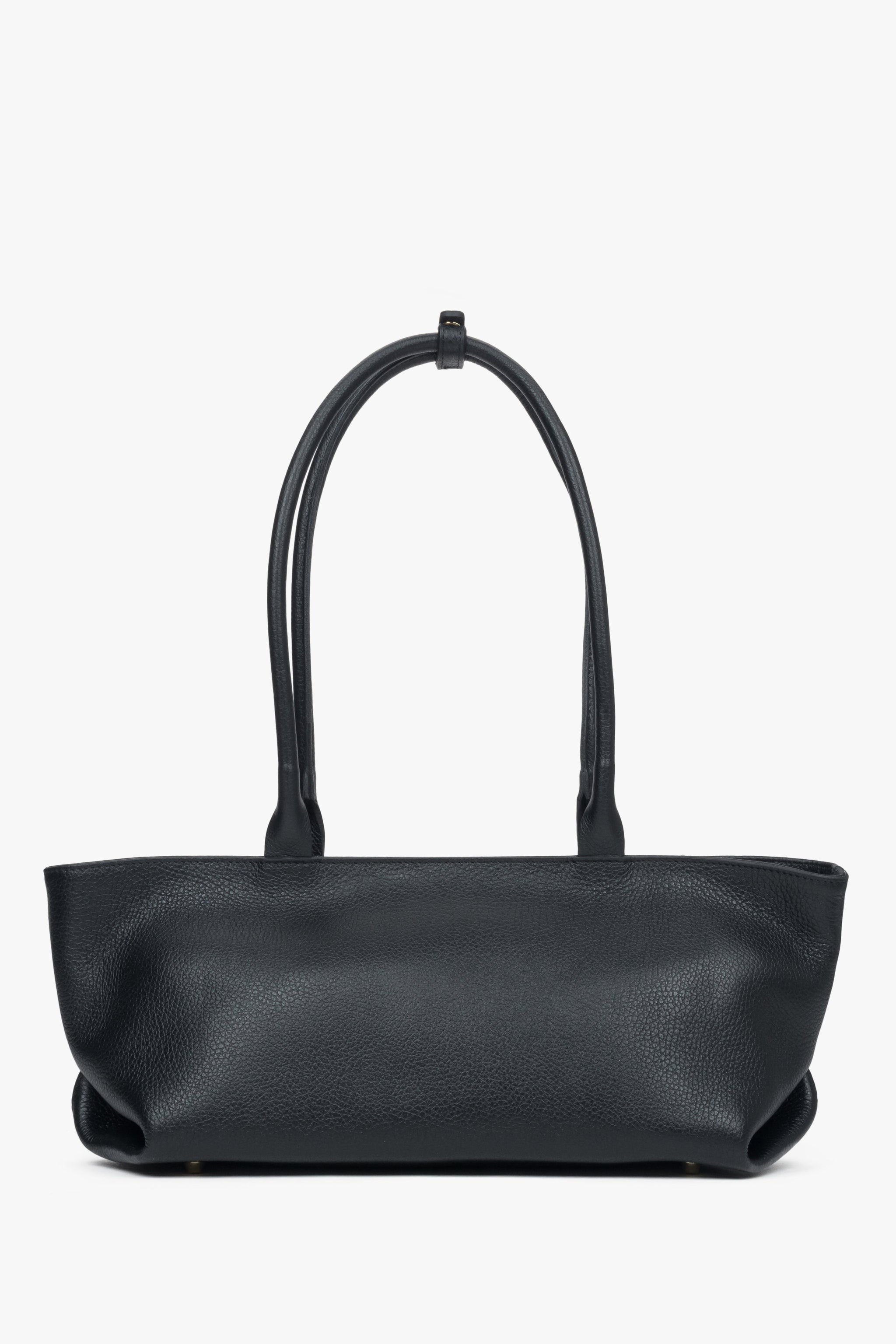 Rückwärtige Ansicht der schwarzen Schultertasche zur Veranschaulichung der cleanen Glattlederstruktur