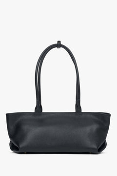 Rückwärtige Ansicht der schwarzen Schultertasche zur Veranschaulichung der cleanen Glattlederstruktur