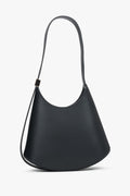 Frontale Ansicht der schwarzen Damen-Schultertasche aus glattem Leder mit asymmetrischem Design