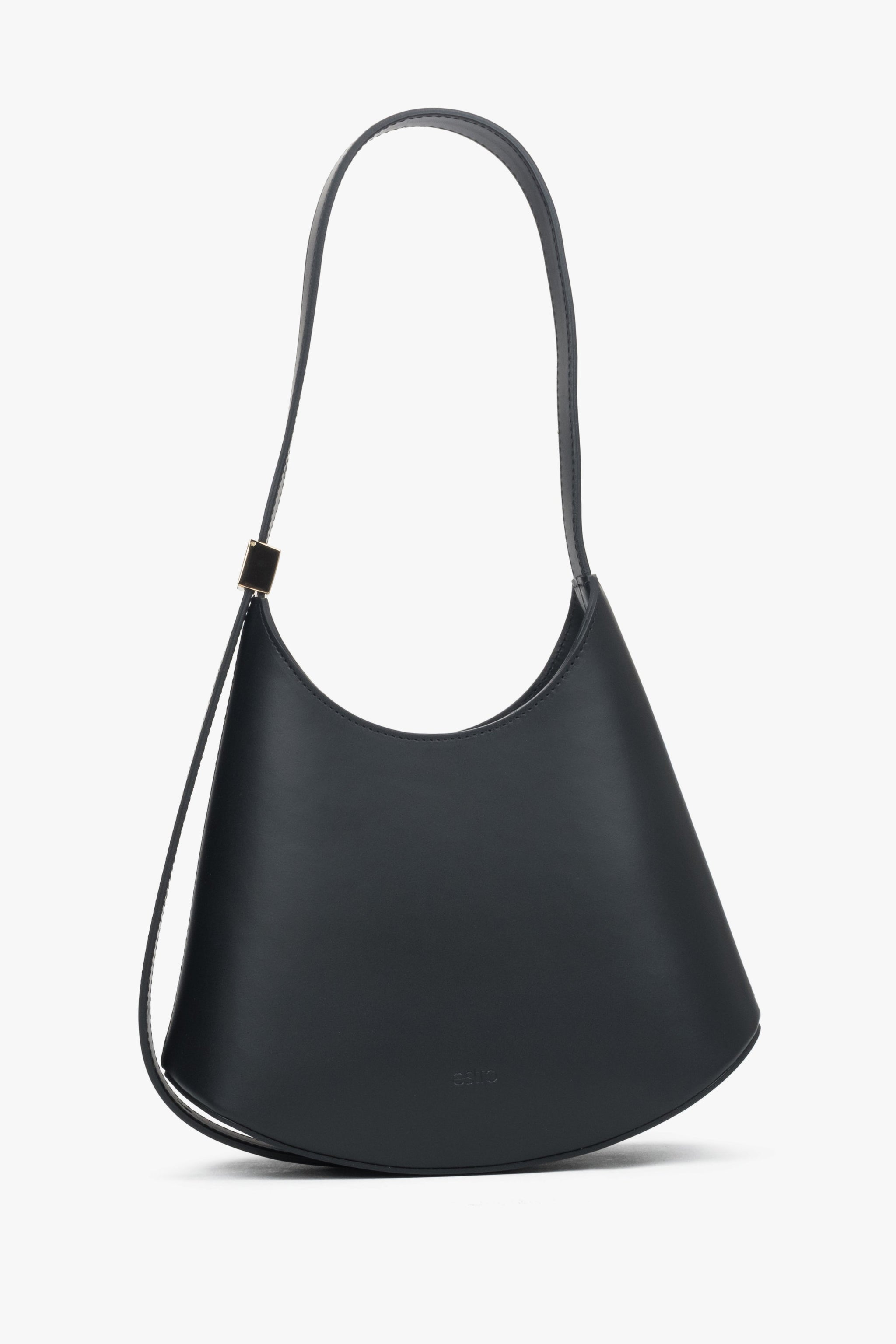 Frontale Ansicht der schwarzen Damen-Schultertasche aus glattem Leder mit asymmetrischem Design