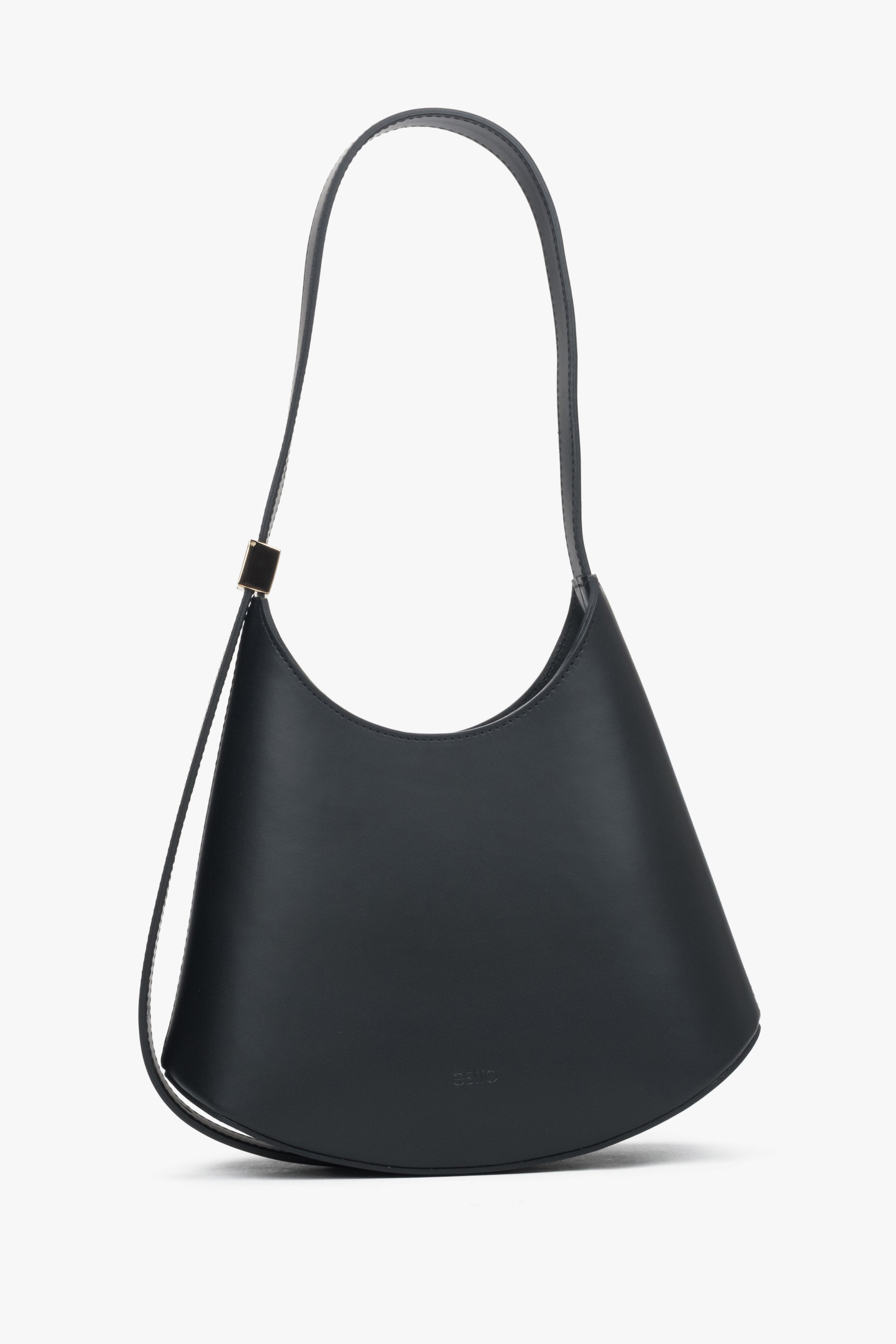Frontale Ansicht der schwarzen Damen-Schultertasche aus glattem Leder mit asymmetrischem Design