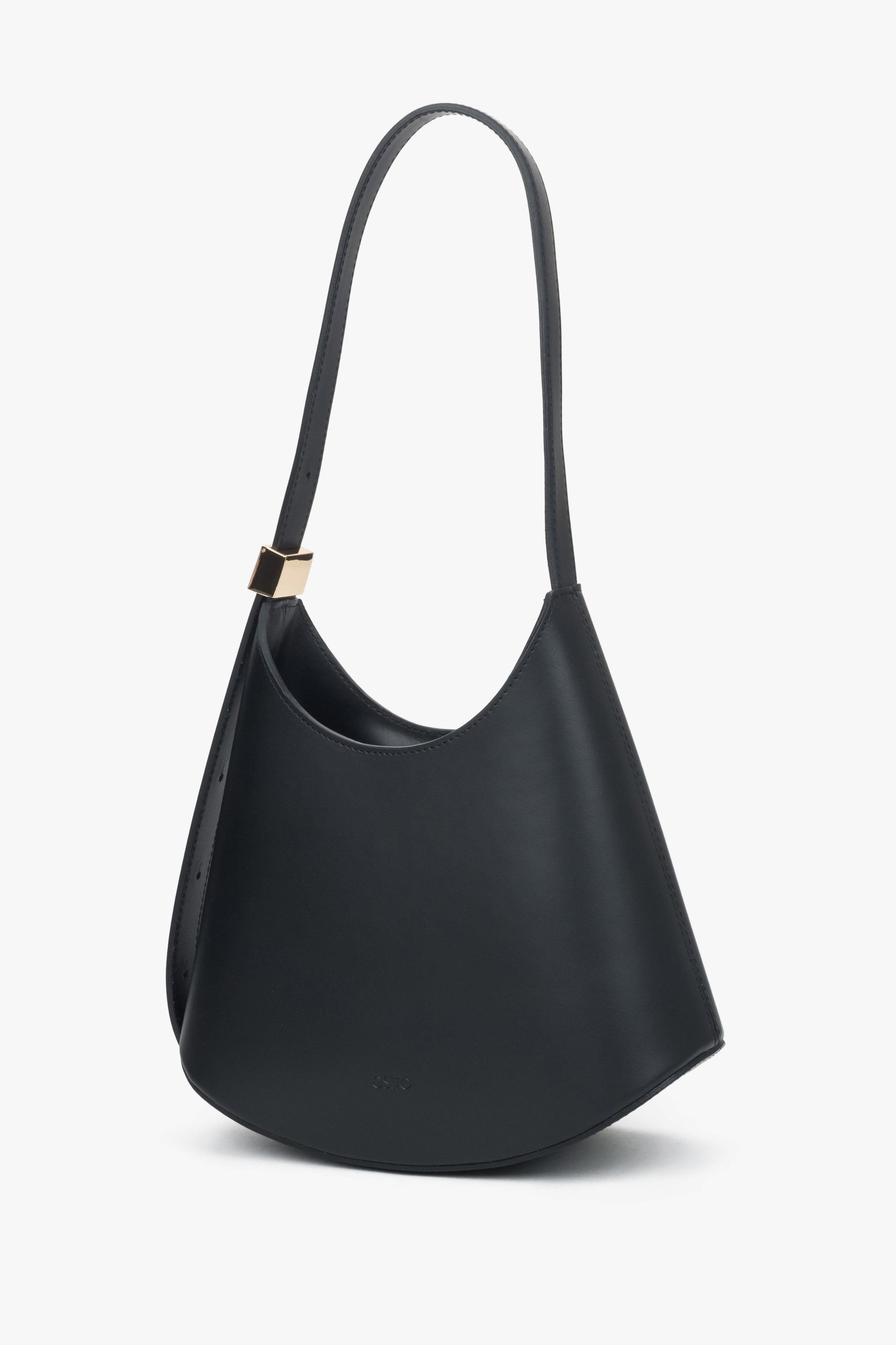 Schrägansicht der modernen schwarzen Schultertasche zur Veranschaulichung der eleganten Form