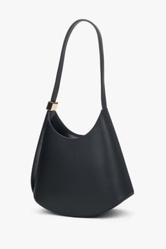 Schrägansicht der modernen schwarzen Schultertasche zur Veranschaulichung der eleganten Form