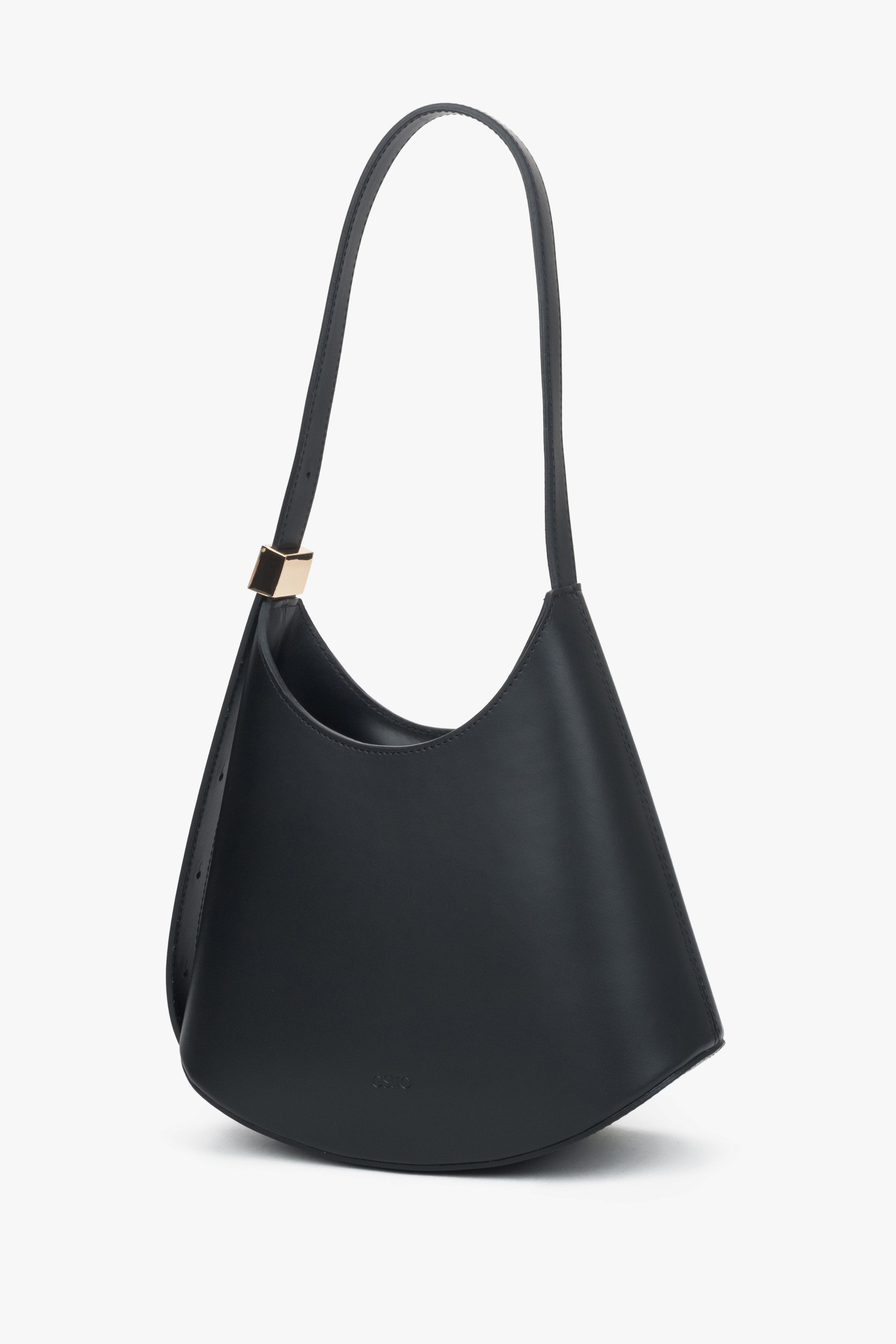 Schrägansicht der modernen schwarzen Schultertasche zur Veranschaulichung der eleganten Form