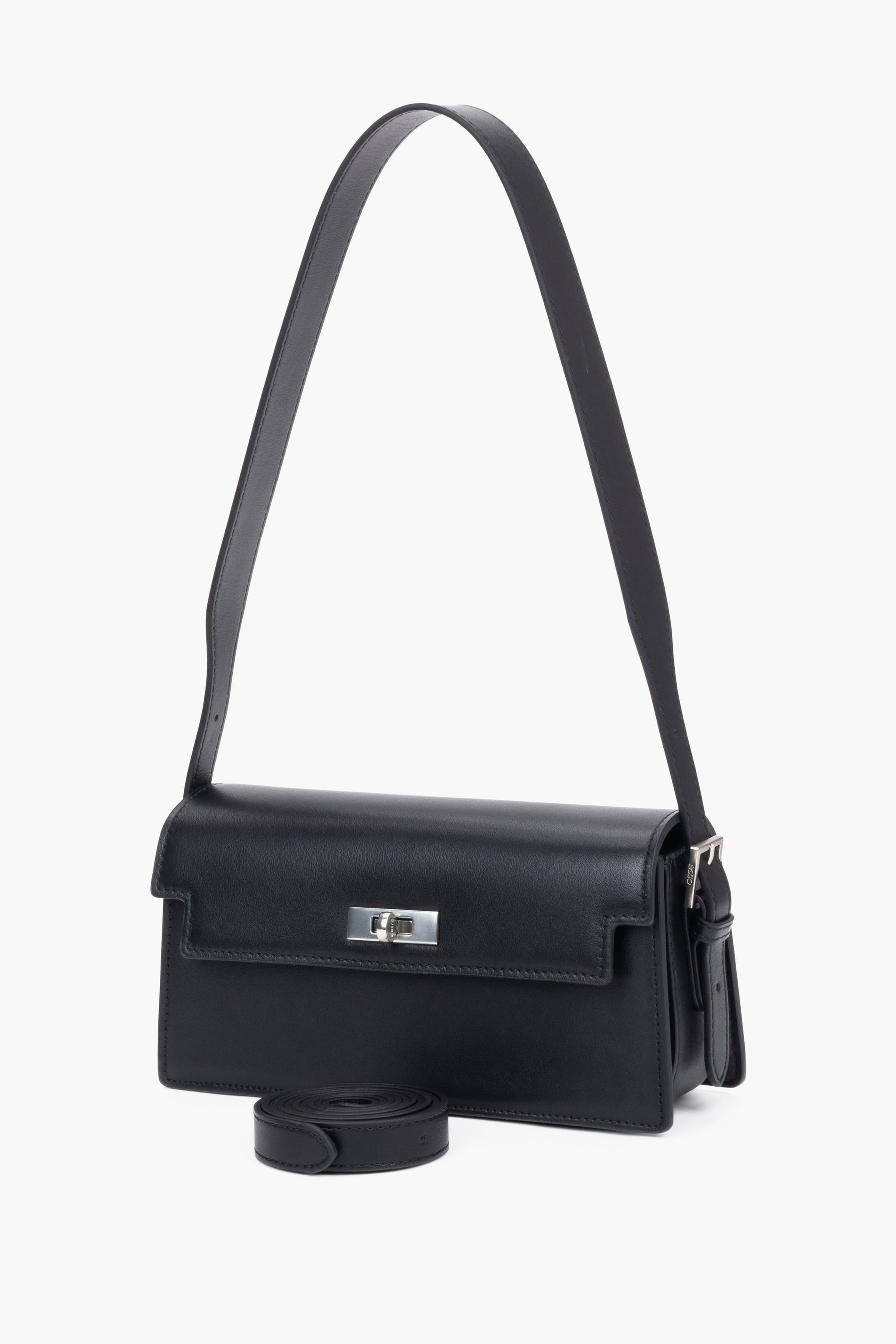 Elegante Leder-Handtasche in Schwarz mit silbernem Verschluss schräge Ansicht