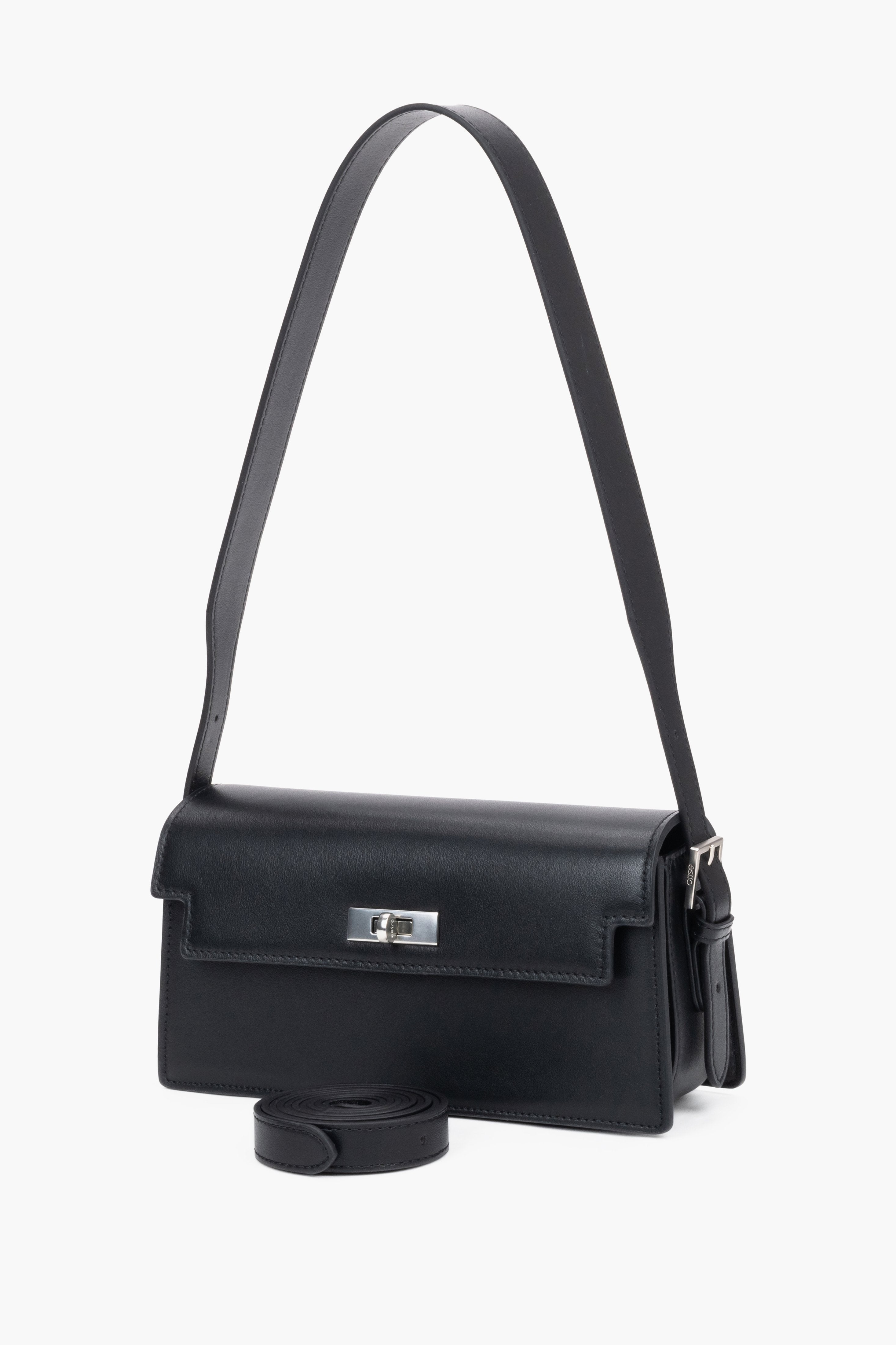 Elegante Leder-Handtasche in Schwarz mit silbernem Verschluss schräge Ansicht