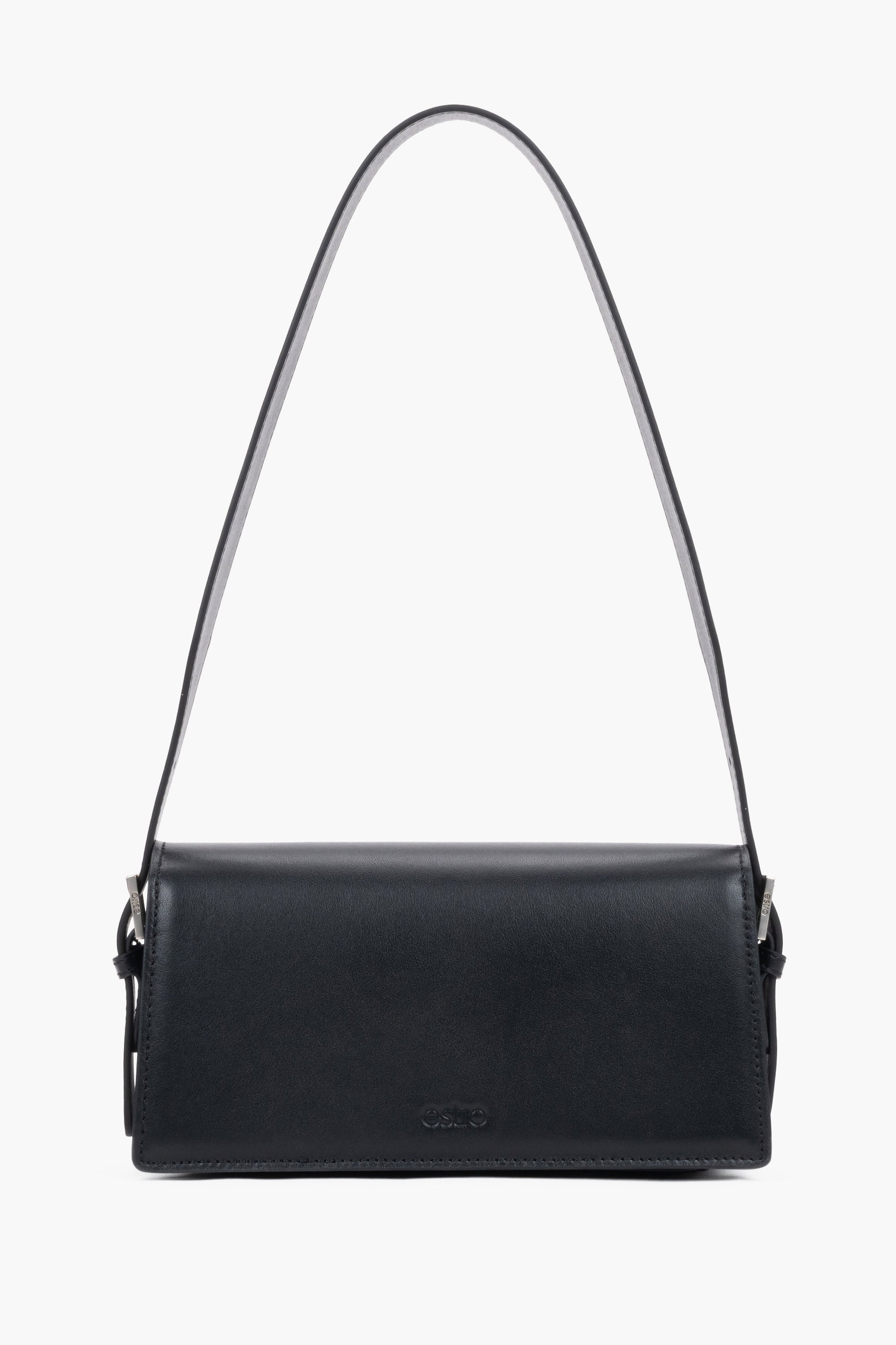 Schwarze Echtleder-Schultertasche im Profil mit Riemen