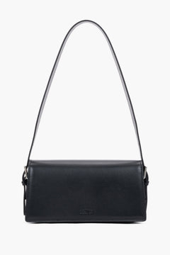 Schwarze Echtleder-Schultertasche im Profil mit Riemen