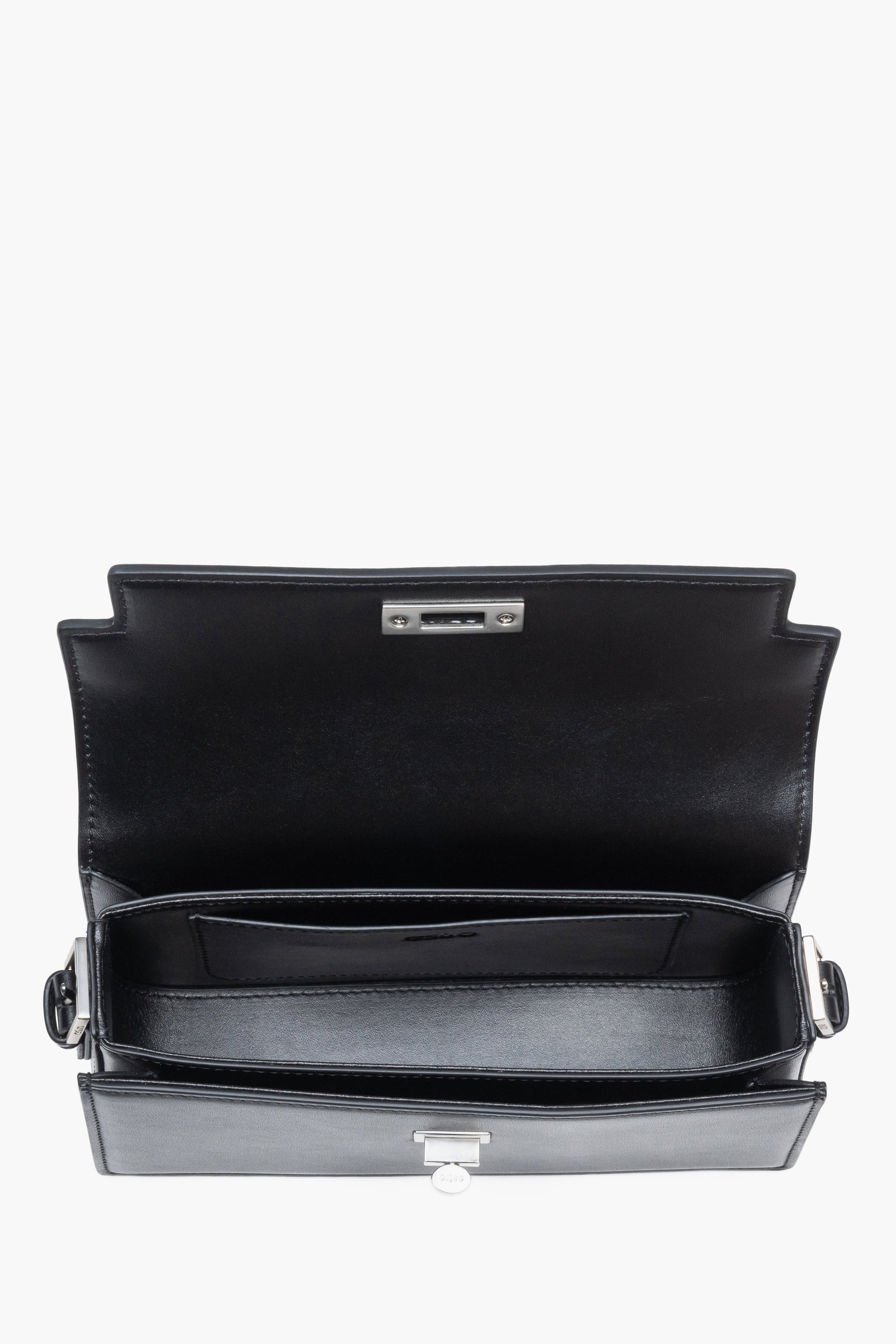 Damen-Schultertasche aus schwarzem glattem Leder von oben gesehen