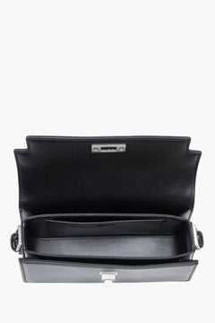 Damen-Schultertasche aus schwarzem glattem Leder von oben gesehen