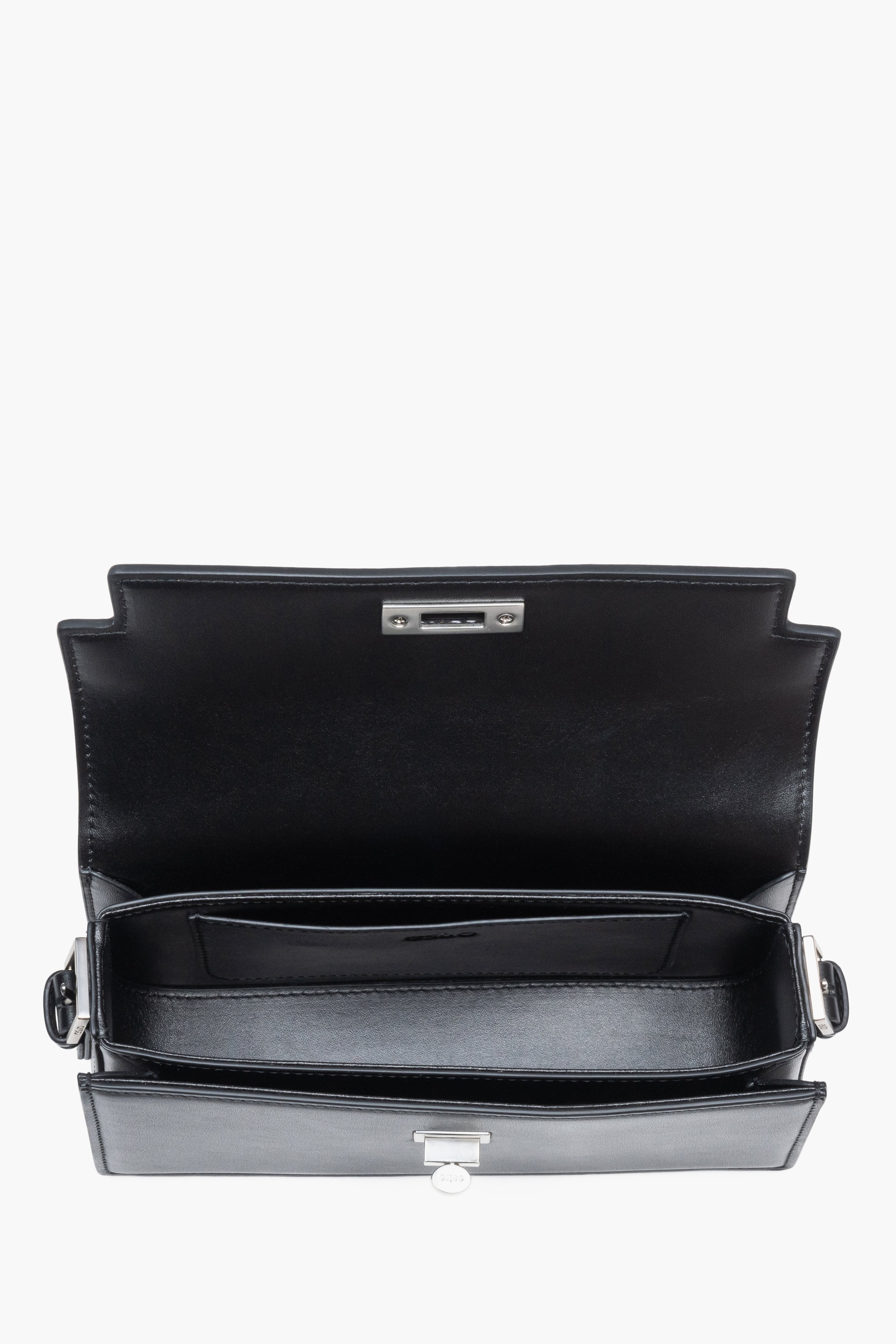 Damen-Schultertasche aus schwarzem glattem Leder von oben gesehen