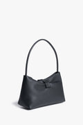Diagonale Frontalansicht der schwarzen Damen-Schultertasche aus echtem Leder mit Zierlasche von Estro