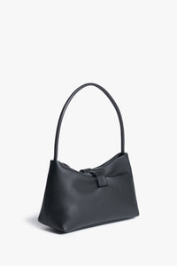 Diagonale Frontalansicht der schwarzen Damen-Schultertasche aus echtem Leder mit Zierlasche von Estro