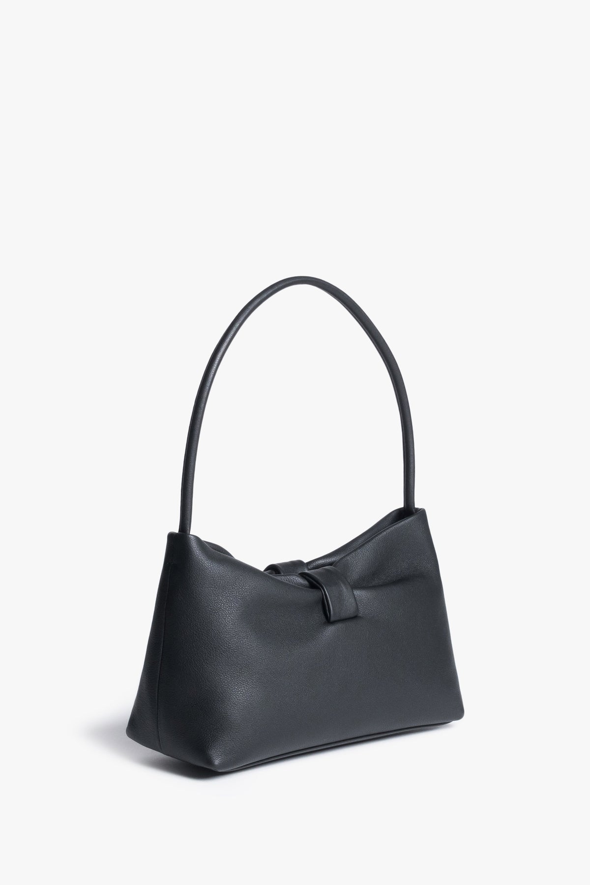 Diagonale Frontalansicht der schwarzen Damen-Schultertasche aus echtem Leder mit Zierlasche von Estro