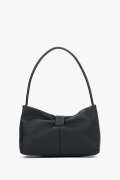 Frontalansicht der schwarzen Ledertasche mit angebrachtem langem Crossbody-Umhängeriemen
