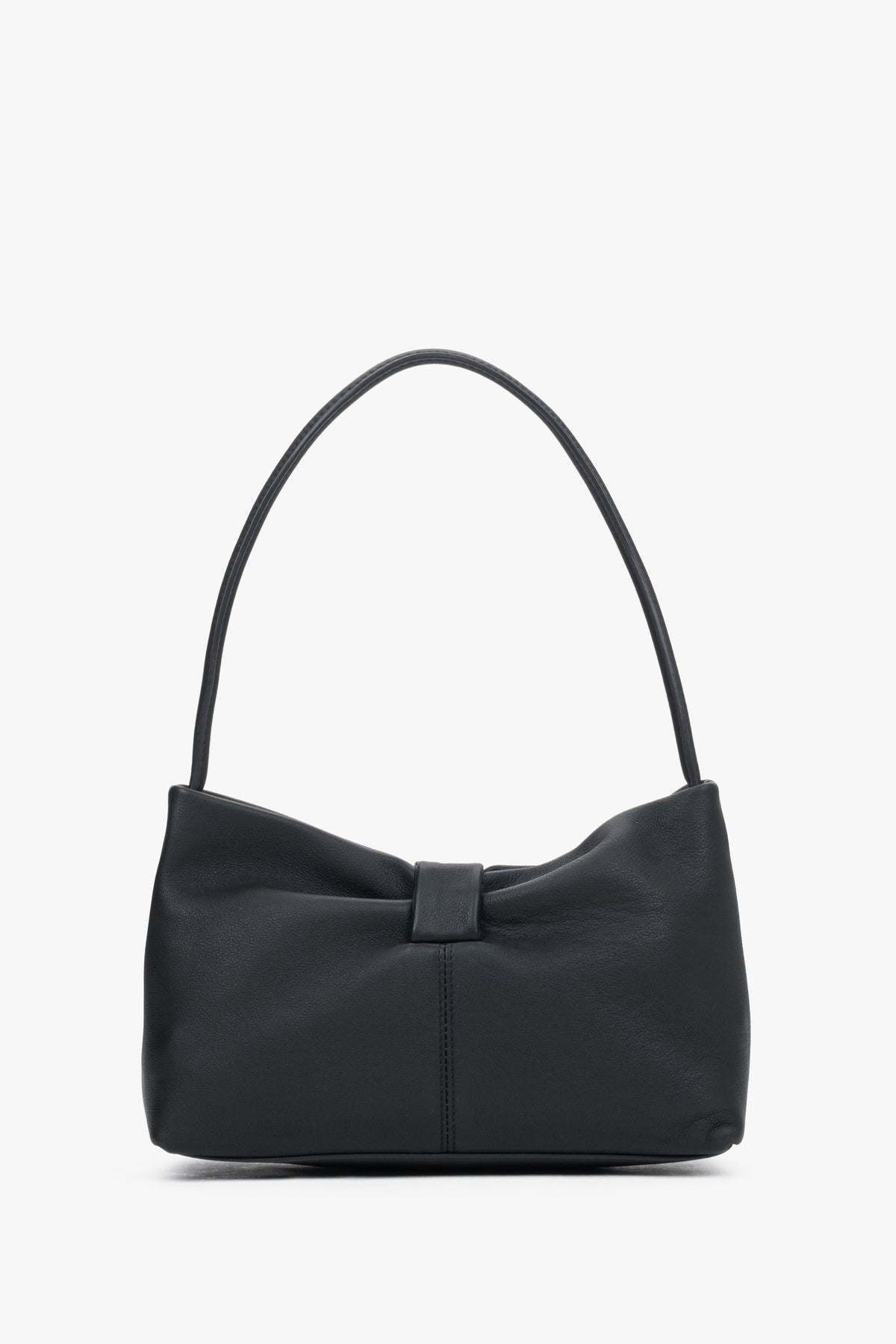 Frontalansicht der schwarzen Ledertasche mit angebrachtem langem Crossbody-Umhängeriemen