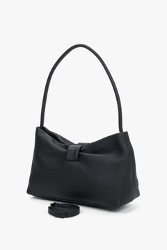 Perspektivische Seitenansicht der schwarzen Schultertasche zur Veranschaulichung der weichen Silhouette