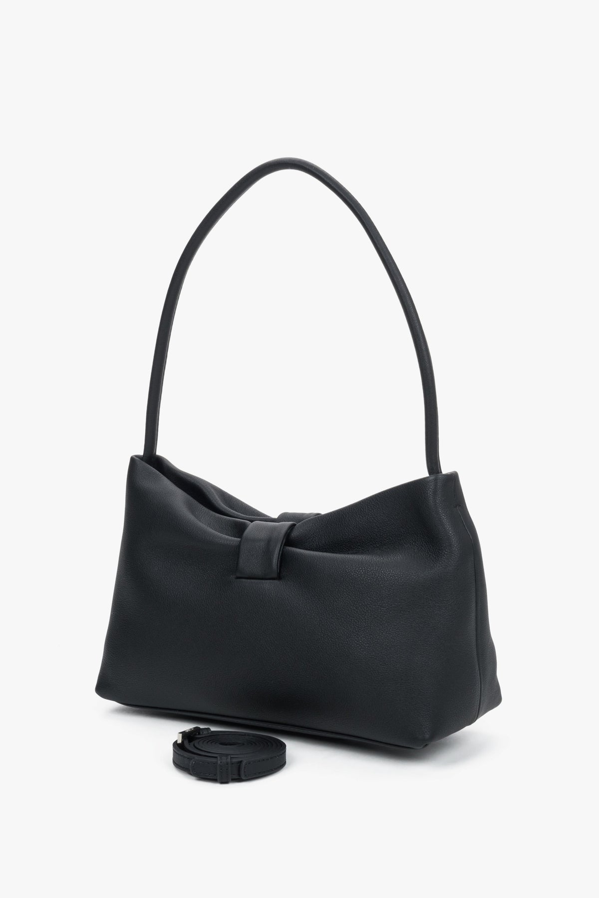 Perspektivische Seitenansicht der schwarzen Schultertasche zur Veranschaulichung der weichen Silhouette