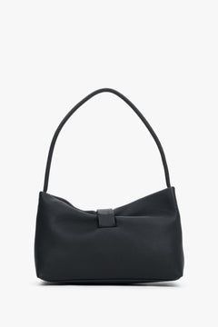 Frontalansicht der schwarzen Damen-Ledertasche mit ihrem mittellangen Schulterriemen