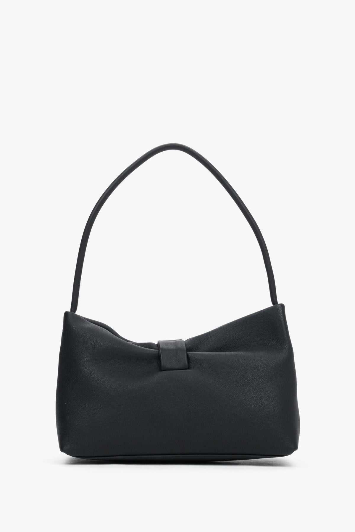 Frontalansicht der schwarzen Damen-Ledertasche mit ihrem mittellangen Schulterriemen