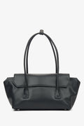 Frontalansicht der schwarzen Damen-Schultertasche aus Echtleder von Estro mit skulpturaler Form und langen Henkeln