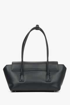 Rückansicht der eleganten schwarzen Schultertasche mit langen, schmalen Riemen