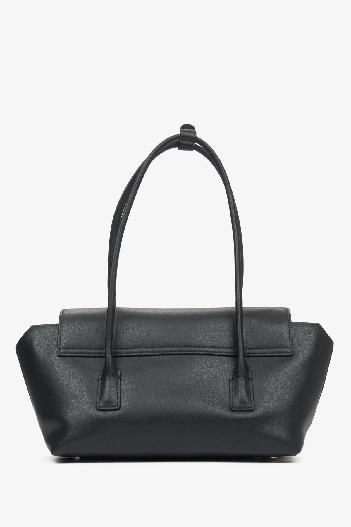 Rückansicht der eleganten schwarzen Schultertasche mit langen, schmalen Riemen