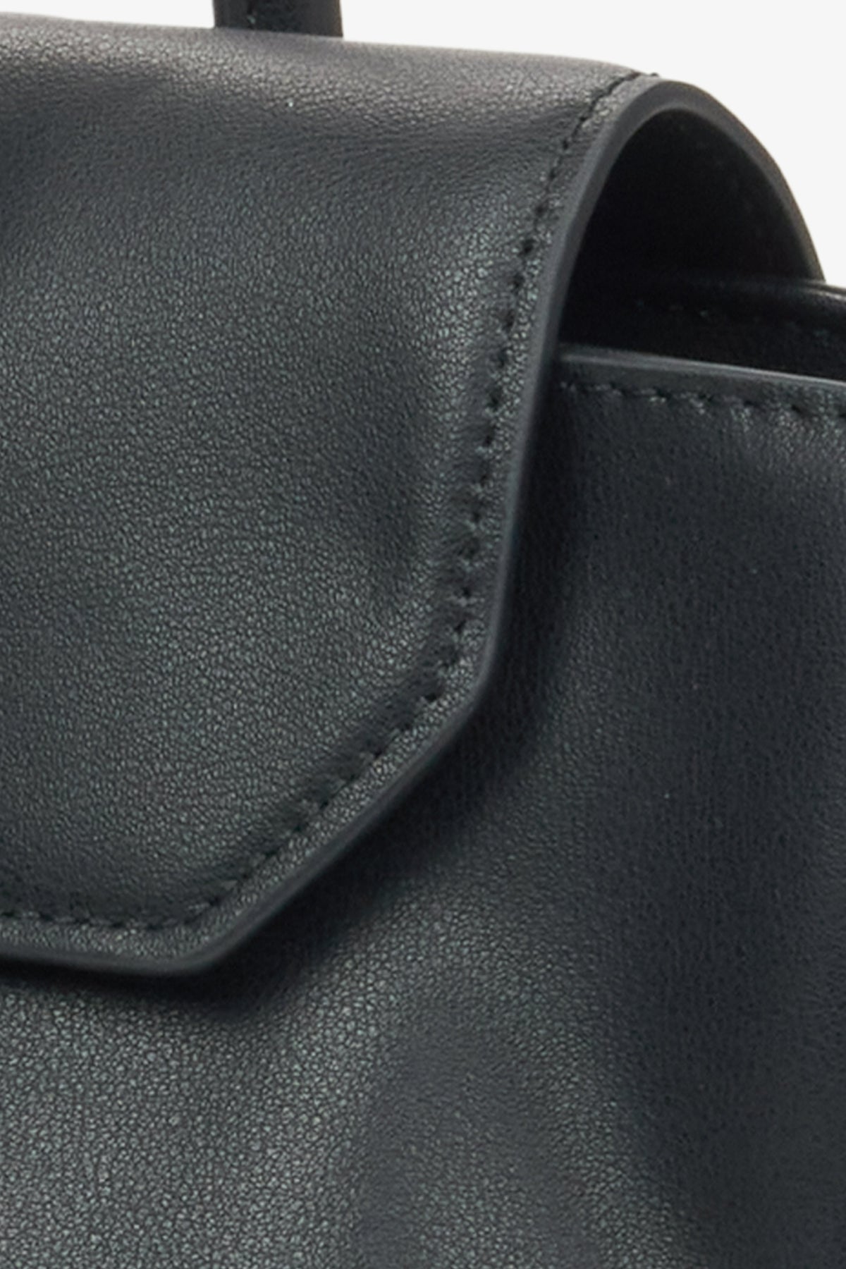Detailaufnahme des eleganten schwarzen Echtleders und des präzise verarbeiteten Verschluss-Elements