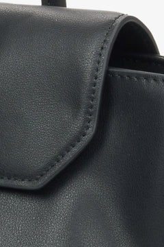 Detailaufnahme des eleganten schwarzen Echtleders und des präzise verarbeiteten Verschluss-Elements