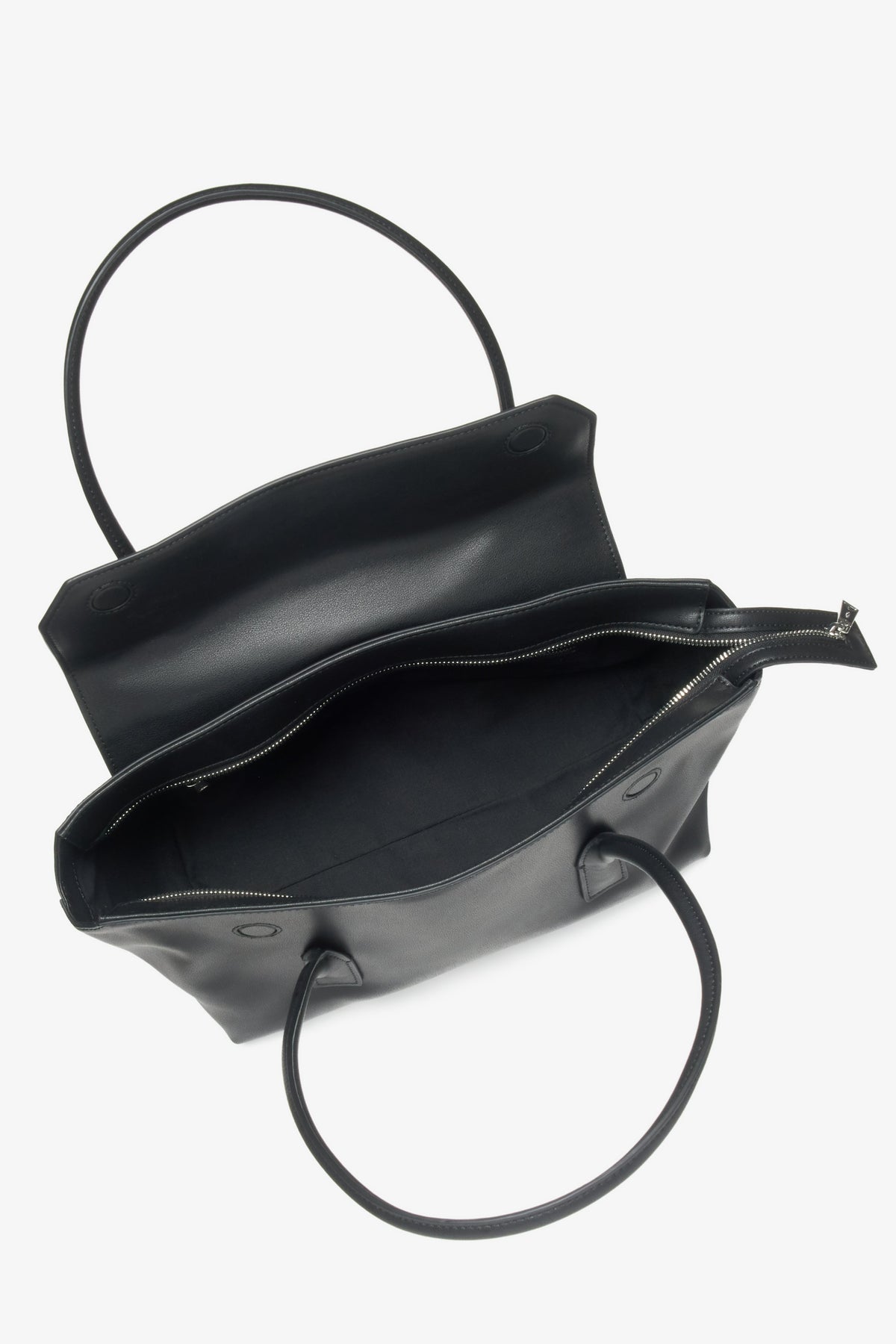 Blick von oben in das geöffnete, geräumige Hauptfach der schwarzen Handtasche